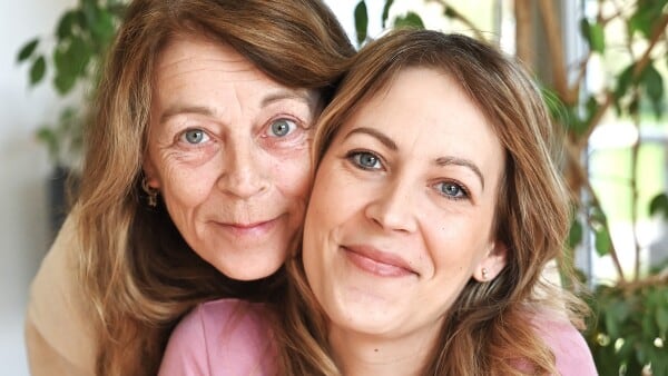 Se video: Bettina og Simone fra Mig og min mor er tilbage - Vi taler, før vi tænker