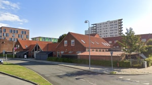 I Børnehuset Ved Banen i Danmarksgade er 86 børn og 14 voksne i øjeblikket sendt hjem. I alt er syv børn og to medarbejdere konstateret smittet i den integrerede institution. Foto: Google Streetview