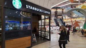 Starbucks er en af mange vestlige forretningskæder, der er repræsenteret i Europolis, et enormt, upmarket indkøbscenter i den nordøstlige del af Sankt Petersborg.