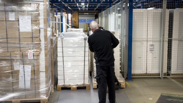 Kvinde giver mand hoved
