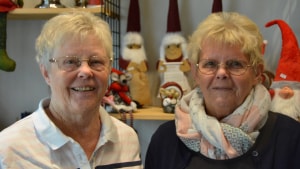 Søstrene Connie Ebsen og Nina Lund har åbnet en pop-up butik, som sælger julenisser i stor stil. Foto: Sofia Søborg Flittner-Nielsen.