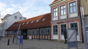 Hovedafdelingen for Kirken Korshærs byarbejdet ligger på Vestertorv i Randers, hvor der foruden tre forskellige genbrugsbutikker også er en café. Foto: Per Schultz-Knudsen