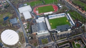 Odense Atletikstadion i skyggen af OB's superligahjemmebane lægger græs til torsdagens pokalkamp med Bolbro og EfB.