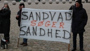 Borgerne i Sandvad har flere gange protesteret mod Udlændingestyrelsens beslutning om at flytte en gruppe asylansøgere, hvoraf flere er dømt for drab, ind i den lille by. Her er de i protest foran Christiansborg. Foto: Lars Lindholm 
