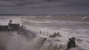 Særligt den sydøstlige del af Danmark blev ramt af stormflod i oktober, hvor kraftigt blæsevejr pressede store mængder vand ind over kysterne. Arkivfoto: Linda Kastrup/Ritzau Scanpix