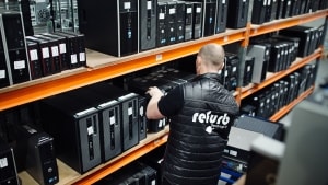 Refurb har typisk et sted mellem 5000 og 7000 bærbare computere på lager. Sidste år skiftede 70.000 enheder hænder gennem firmaet. Foto: Refurb/Martin Gravgaard