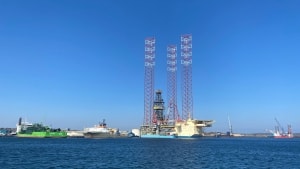 Tirsdag formiddag bliver boreriggen Maersk Interceptor slæbt ud af Grenaa Havn. Hvis man gerne vil se det fra tæt hold, er det bedste sted molen ved Stena Lina. Foto; Anders Tilsted