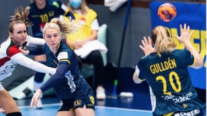 Nina Dano i aktion på landsholdet sammen med den svenske stjernespiller Bella Gulldén.