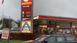 Benzinprisen for 95 oktak blyfri nærmer sig drastisk 11 kroner, mens en liter diesel mange steder er røget over 9 kroner. Foto: Ravn