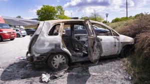 Flere steder i Gellerup er der spor efter en voldsom weekend. Her en bil der blev brændt af natten til søndag. Foto: Jens Thaysen