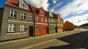 De fire berømmede byhuse i Kullinggade 3-7 er efter et par år på boligmarkedet endnu ikke blevet solgt. Nu har bygherrer besluttet sig for, at boligerne skal lejes ud, indtil der kommer købere. Foto: Hans-Henrik Dyssel