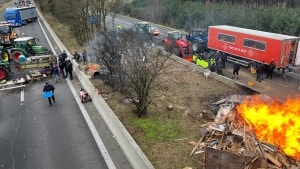 På sociale medier kan man se videoer og billeder af brændende høstakke og dæk flere steder i Holland. Foto: Christian Levaux/Reuters