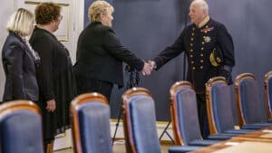 Her giver den afgående statsminister, Erna Solberg, hånden til kong Harald i forbindelse med regeringsskiftet i Norge torsdag. Foto: Stian Lysberg Solum/Ritzau Scanpix