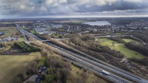 E45 Motorvejen skal udvides for Aarhus med to spor, så der kører tre spor i hver side. Blandt andet på dæmningen ved Aarhus Ådal. I stedet for 70.000 biler i døgnet bliver gennemsnittet i fremtiden 100.000 biler på strækningen. Foto: Jens Thaysen