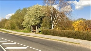 Det var ved et stoppested på Brovej, at Keld Sønderdals kone blev påkørt af en el-cykel. Der er ingen lys, og det kan derfor være svært at se cykler og gående, når de skal krydse hinanden. Foto: Google Streetview