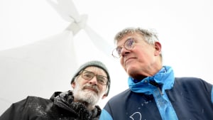 Ole Madsen (t.v.) og Gunnar Kondrup var med dengang, de allerførste vindmøller blev opstillet i Tjæreborg Enge i 80'erne. Møllerne var kun omtrent 25 meter høje. Foto: Jacob Schultz