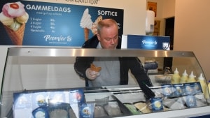 Claudia's Sandwichbar har udvidet sortimentet med is, så  Claus Rosenquist isbar Foto: Gustav Roesbjerg Mygind