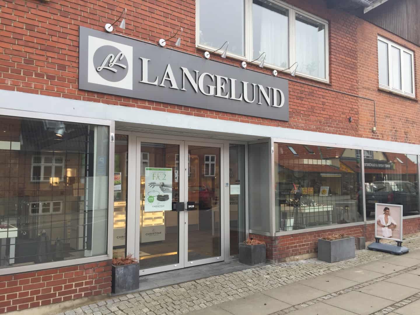 Kunde overtalte butiksejer: Nu sælger Langelund smykker på nettet vafo.dk