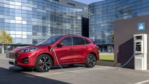 Plug-in-hybrider som denne Ford Kuga kører på el, så længe der er strøm på batteriet. Men når det løber tørt, starter forbrændingsmotoren. Foto: Ford
