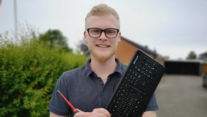 De første automationsteknologer er blevet færdige i Hedensted. En af dem er Rasmus Stampe Laursen, der allerede har landet et job, hvor han både skal programmere og skrue. Foto: Dania.