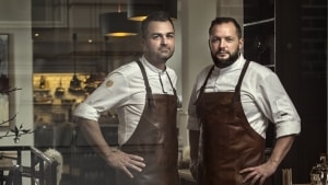 Kokkene Søren Jakobsen og William Jørgensen, der også står bag Gastromé i Rosensgade, har stået for forplejningen af Hotel Royals gæster. Pressefoto