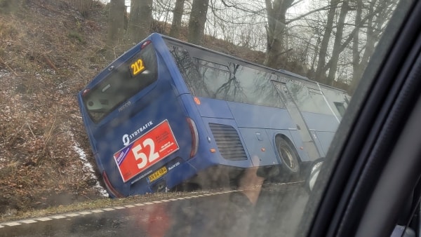 Bus Endte I Grøften I Vejle: Passager Blev Kørt På Skadestuen | Vafo.dk