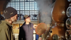 Lars Toke og Troels kigger ind til det seneste projekt i destillatoren, som de har døbt Frau Müller. Foto: Kasper Kudsk Baymler