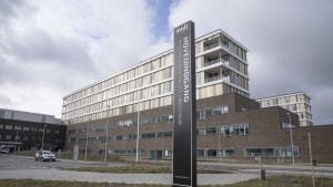 Det 7 etager høje og 145.000 kvadratmeter store supersygehus i Gødstrup ved Herning har været udsat for flere forsinkelser, og nu strides Region Midtjylland og en række entreprenører om regningen for den forlængede byggetid. Arkivfoto: Bo Amstrup/Ritzau Scanpix