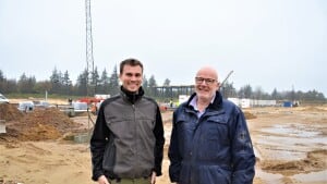 Thomas Søby Carstensen og Torben Poulsen ved byggepladsen på Ølstrupvej 27. Foto: Lars Kryger