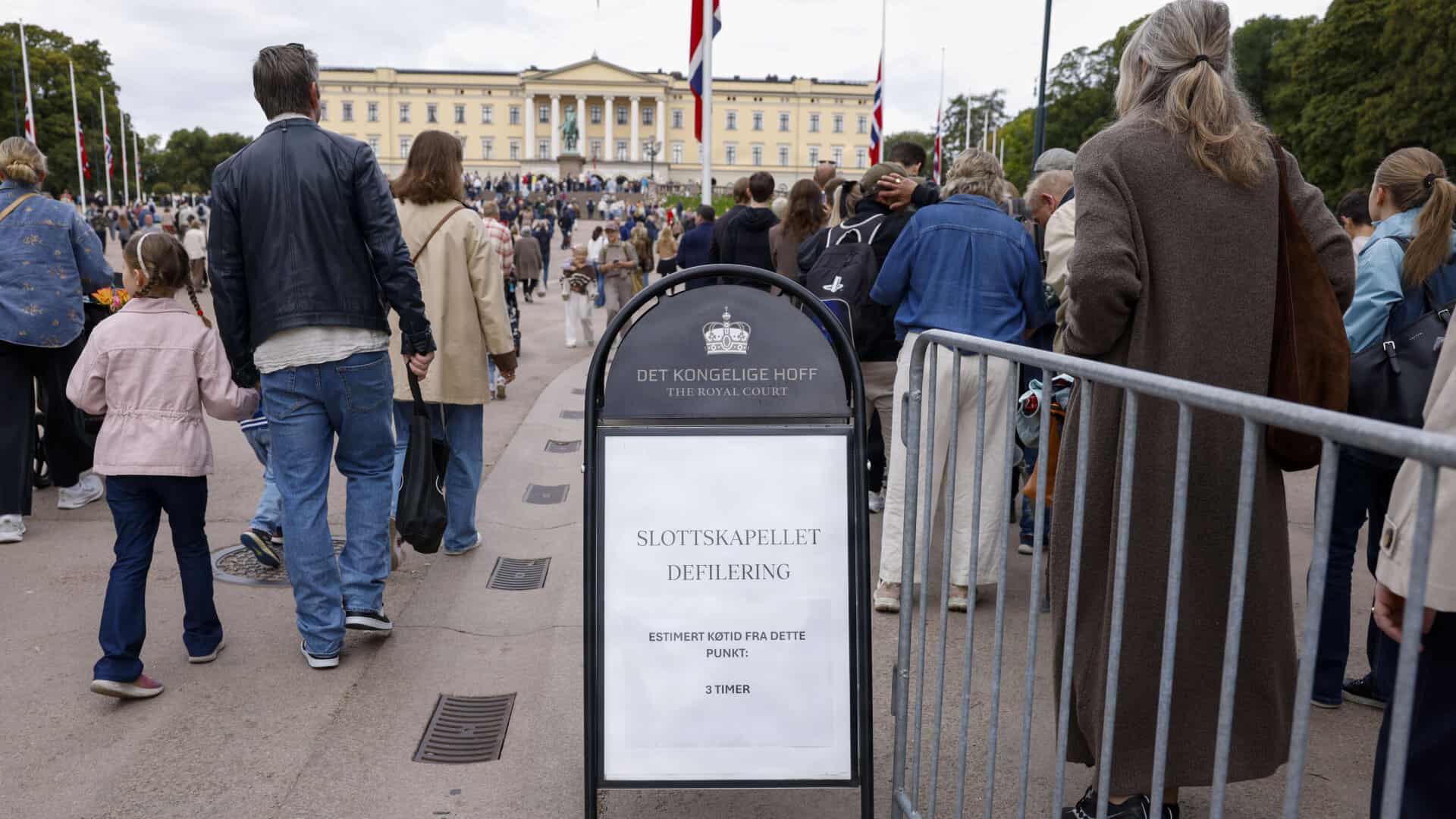 Over 46.000 har været forbi for at se afdøde kong Haralds båre