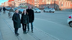 Der er for meget gennemkørsel og for lidt grønt på den ydre del af Østerbrogade mener borgerne Kim Marquart, her med sønnen Peter, og Pernille Grønbech. Foto: Thomas Frederiksen