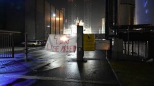 Lige løn for lige arbejde. Blokaden på havnen var i gang fra tidlig morgenstund. Foto: Heidi Bjerre-Christensen.
