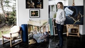 Mariane Ladegaard Jensen er ny i Kunstskabet, Børkop. Hun er er kunstmaler og arbejder med naturmalerier og bruger også meget tid på naturfotografi. Naturen har hun oven i købet lige uden for sin dør, hun bor nemlig ved Trelde Næs. Dagligstuen er også hendes kreative værksted. Foto: Mette Mørk