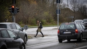 To kvinder er blevet dræbt og endnu en hårdt kvæstet her, hvor Edwin Rahrs Vej rammer Åby Ringvej. Alle gængse værktøjer som politikontrol og kampagner har vist sig virkningsløse over for den hensynsløse trafikkultur i området. Nu skal et nyt - rødlyskameraer - testes, men de lader vente på sig. Imens fortsætter kørslen over for rødt. Foto: Axel Schütt