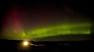 Vrads Sande: Nordlys er en sjælden gæst i Danmark - men på flere aftener i sidste uge var det muligt at ane det sarte, farvestrålende lys på himlen flere steder i landet.Nordlys skyldes partikler fra kraftige storme på Solen, som bliver blæst ud i solsystemet og fanges af Jordens magnetfelter.Fotojournalist Morten Pape havde fundet sig en tilpas mørk plet syd for Silkeborg, og med kameraet på lang lukkertid fangede han det spektakulære fænomen. Foto: Morten Pape, Horsens Folkeblad