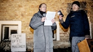 Sognepræst Theresa Strand Kudjewski talte fredag i Odense ved en demonstrationen mod coronarestriktioner. Hun understregede, at det var som privatperson. Læg også mærke til skiltet.  Foto: Birgitte Carol Heiberg