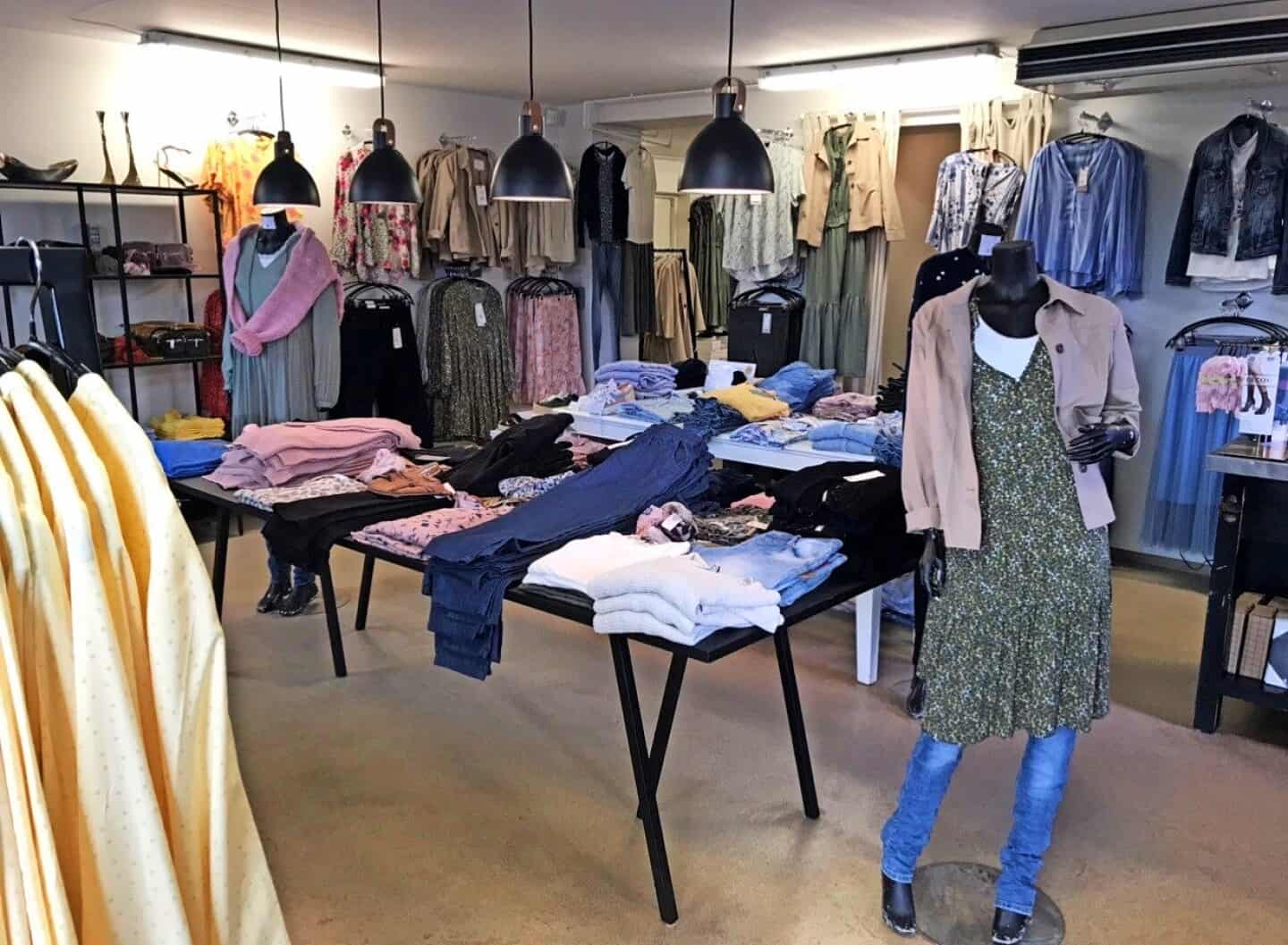 Der er meget langt mellem kunderne hos Helle Rasmussen, der i 13 år har tøjforretningen og Baronen i Tommerup St. forsøger sig nu med nye tiltag. | ugeavisen.dk