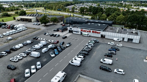 Karvil Biler er hårdt ramt på økonomien: Mistede to bilmærker og fyrede direktør