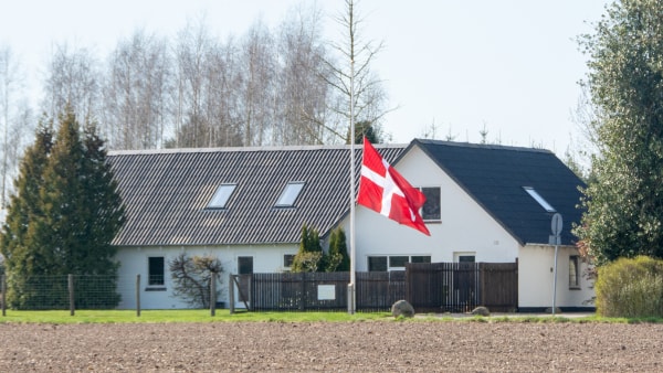 Hilsner, flag og blomster: Davinde-beboer blev slynget ud af bil og døde