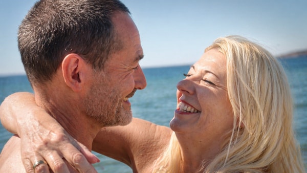 Sheila undrede sig over detalje: Så faldt Palle på knæ i den iskolde vandkant