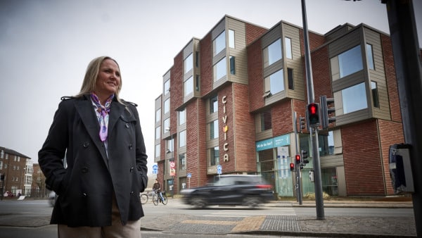 Står i spidsen for 11.000 boliger: Britt gider ikke kvindekvoter - men elsker friheden på motorcykel