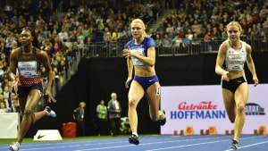 Astrid Glenner-Frandsen (til højre) slog i januar den danske rekord på 60 meter. (Arkivfoto)