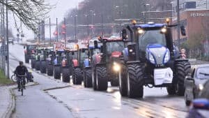 Lørdag formiddag rullede traktorer på stribe ind i Aarhus. Foto: Bo Amstrup / Scanpix