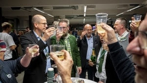 Der var lagt op til en mindre sejrsskål, da Konservative Folkeparti og spidskandidaten Lars Jensen i det grønne jakkesæt gik fra ingen til to mandater i Hedensted Kommune. Foto: Mads Dalegaard