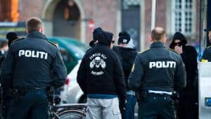 70 personer blev fredag aften anholdt i Aarhus V, herunder fem personer fra Loyal to Familia. Arkivfoto: Scanpix