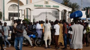 Demonstranter har onsdag forsamlet sig uden for præsidentkontoret i den nigerske hovedstad, Niamey, hvor de demonstrerer mod tilbageholdelsen af landets præsident, Mohamed Bazoum. Foto: -/Ritzau Scanpix