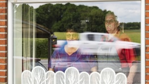 Ægteparret Anita og Jens Sørensen er dødtrætte af de fartglade bilister på Viborg Hovedvej, hvor de bor. Foto: Mads Dalegaard