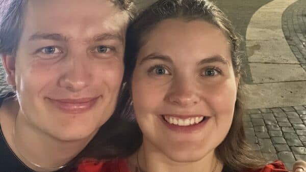 Sille jagtede Nick i 40 minutter efter magisk kys: Nu skal de giftes