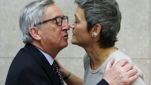 To, der kan stikke hovederne sammen i sikker forvisning om, at de ikke ryger på fattiggården sådan lige med det vuns - kommissionsdformand Jean-Claude Juncker og konkurrencekommissær Margrethe Vestager. Arkivfoto: Francois Lenoir/Ritzau Scanpix