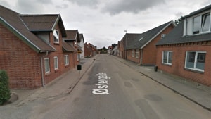 Det var her i Østergade midt i Stoholm, at den 52-årige kvinde i april påkørte cykelrytteren. Nu har retten afsagt sin dom i sagen. Foto: Google Maps.